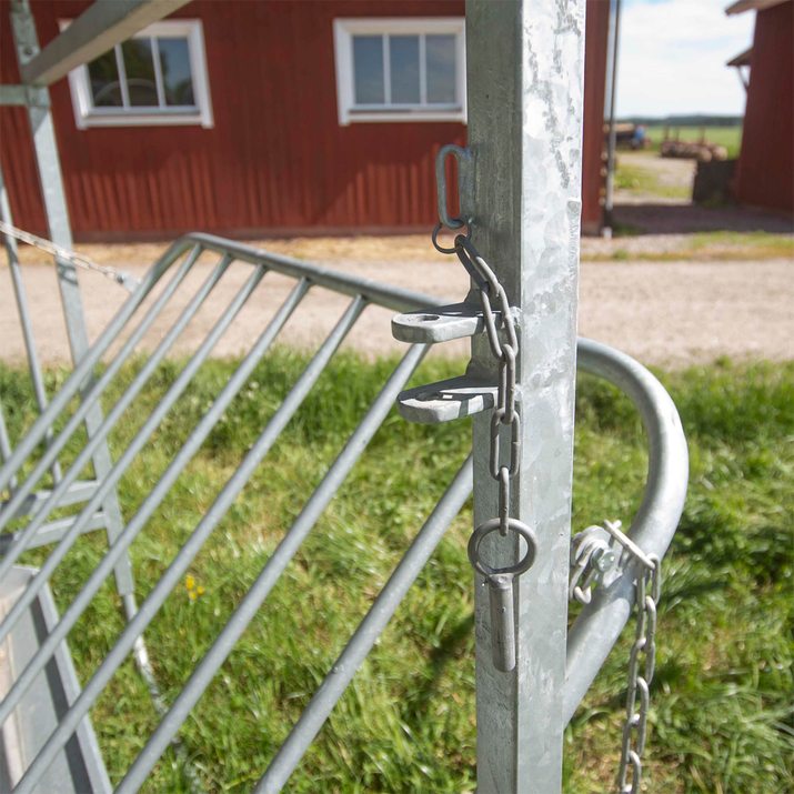 Foderhäck med tak för får