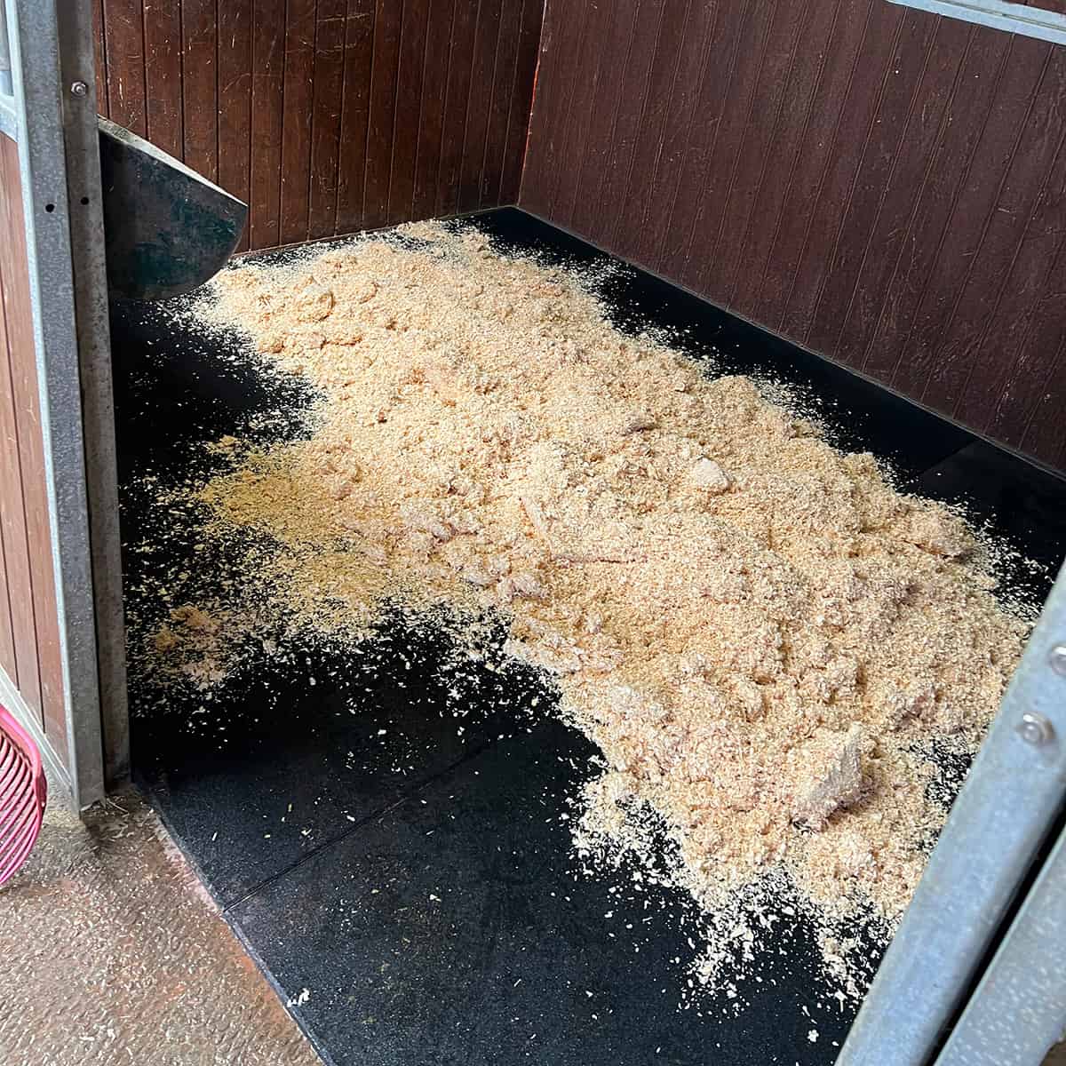 Stallmatta 20 mm, 1 x 1 m, paket för hästbox 3,5 x 3,5 meter