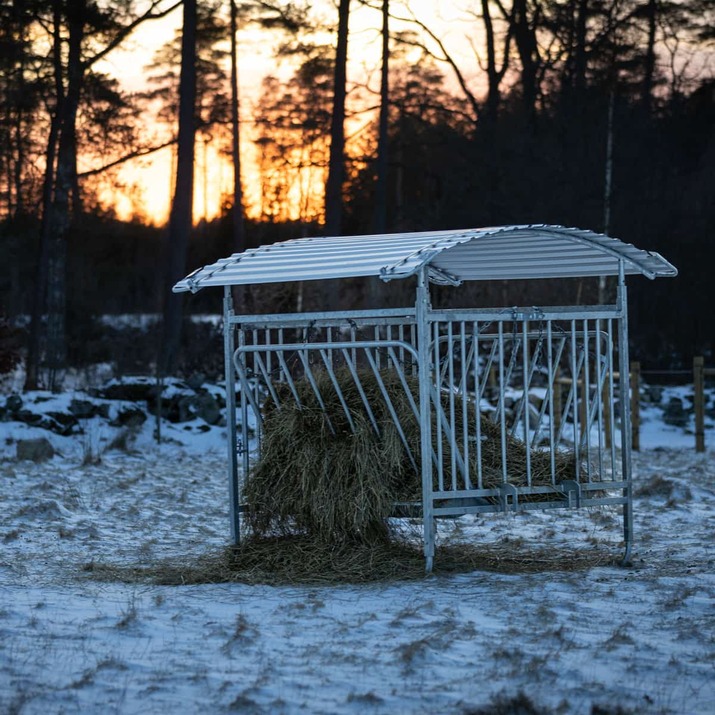 Foderhäck med tak för får