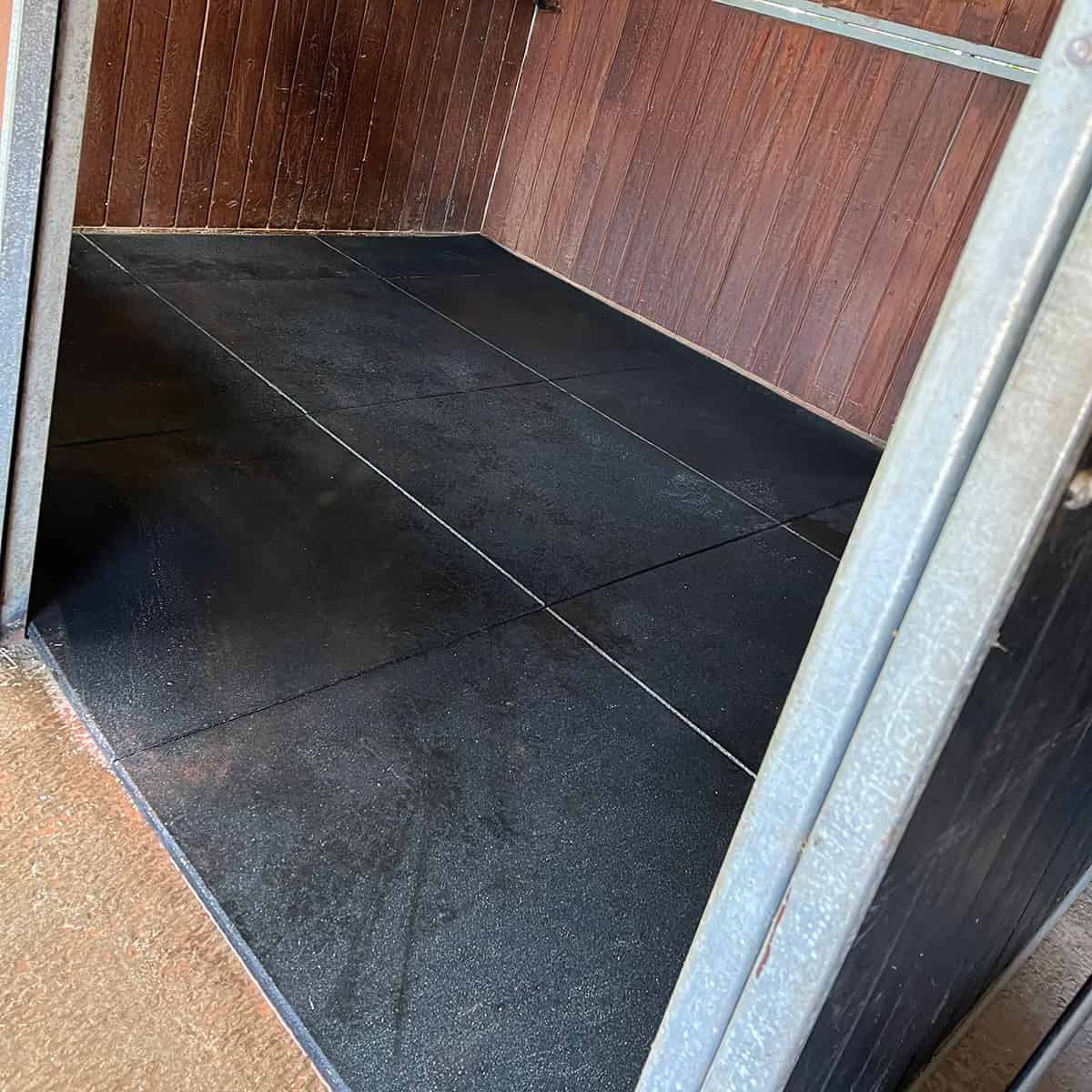 Stallmatta 20 mm, 1 x 1 m, paket för hästbox 3,5 x 3,5 meter